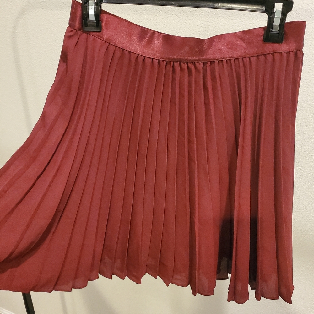 Burgundy pleated skirt - Picture 6 of 12